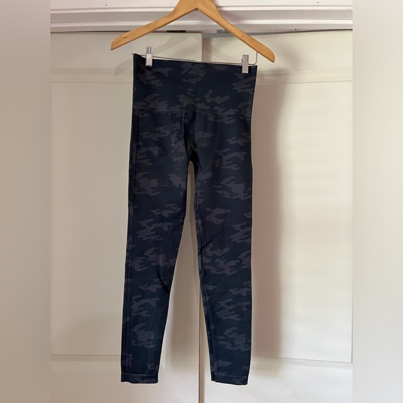 SPANX Camo Black And Gray Leggings - Picture 4 of 8